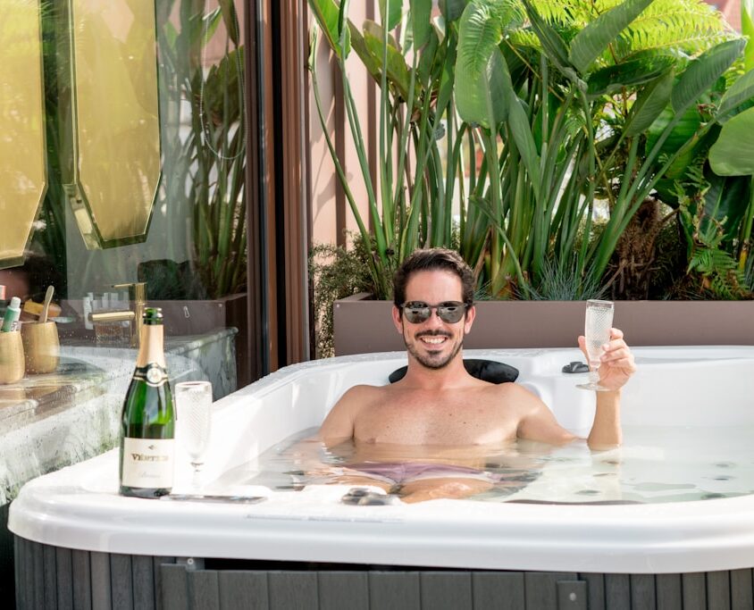 Domowe SPA na tarasie: jak utrzymać czystą wodę w jacuzzi?