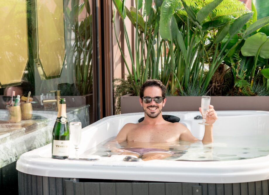 Domowe SPA na tarasie: jak utrzymać czystą wodę w jacuzzi?