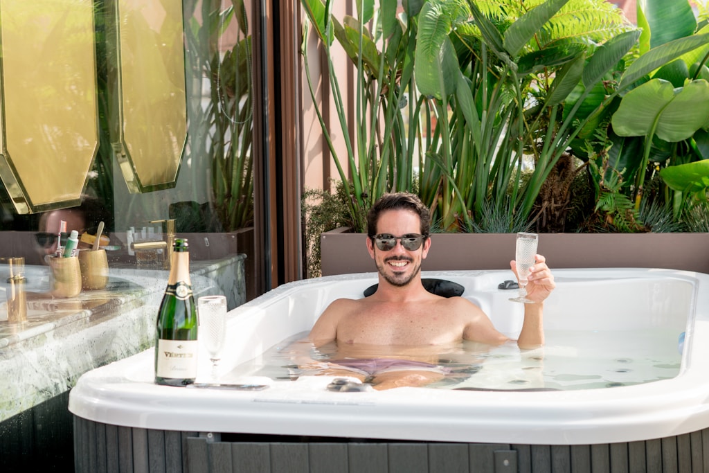 Domowe SPA na tarasie: jak utrzymać czystą wodę w jacuzzi?