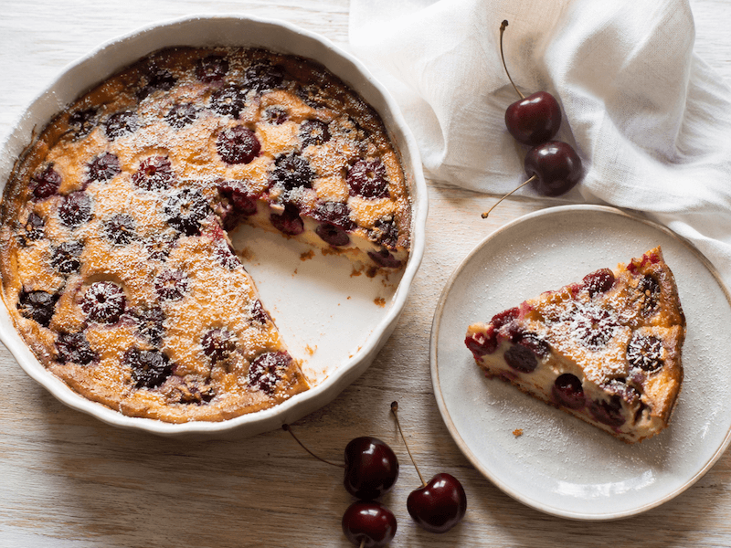 domowe clafoutis z czereśniami i cukrem pudrem