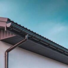 Podbitka z PVC, drewna czy blachy? Trzy sposoby wykończenia okapu i miejsce systemu NOVA