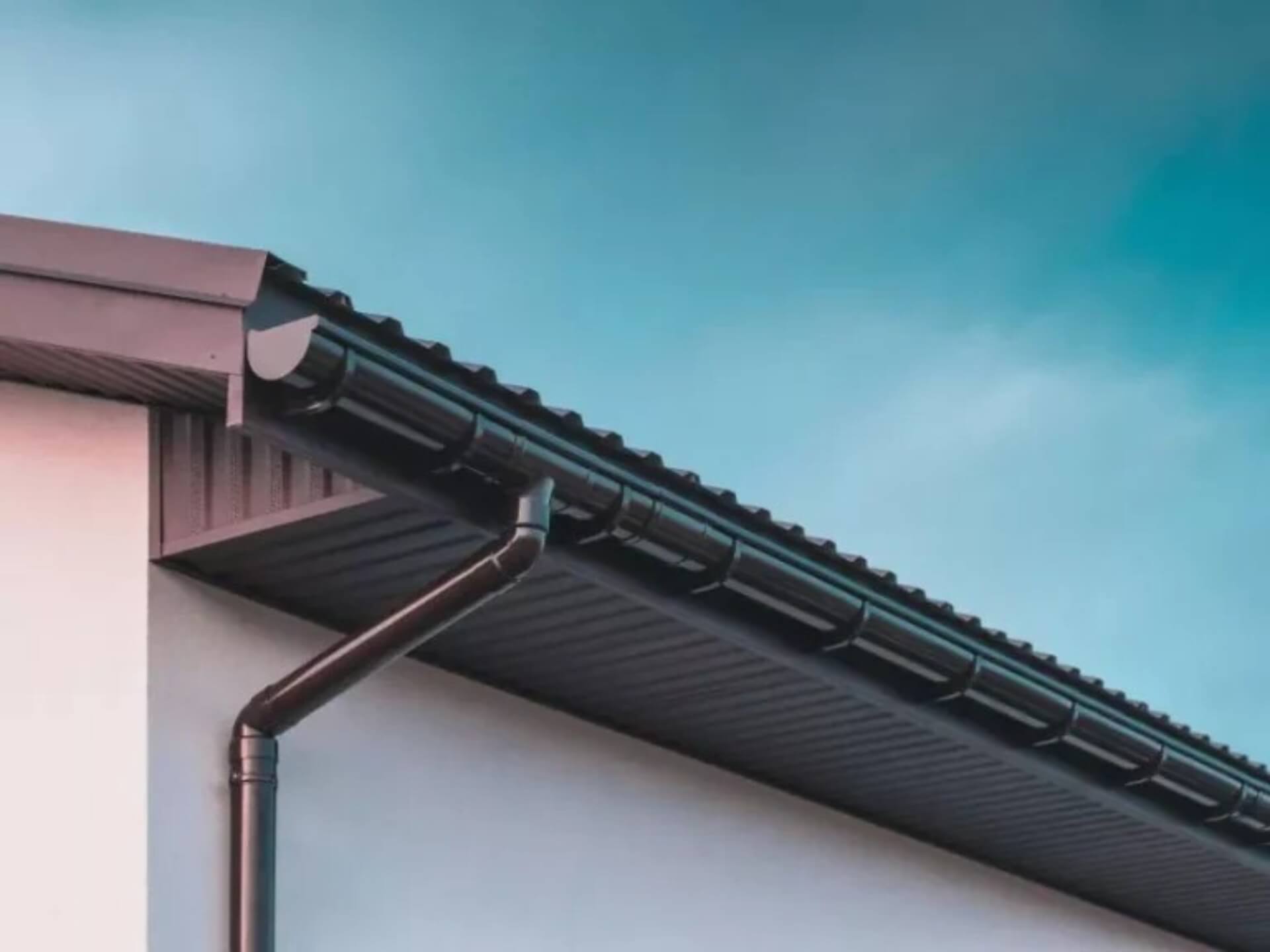 Podbitka z PVC, drewna czy blachy? Trzy sposoby wykończenia okapu i miejsce systemu NOVA